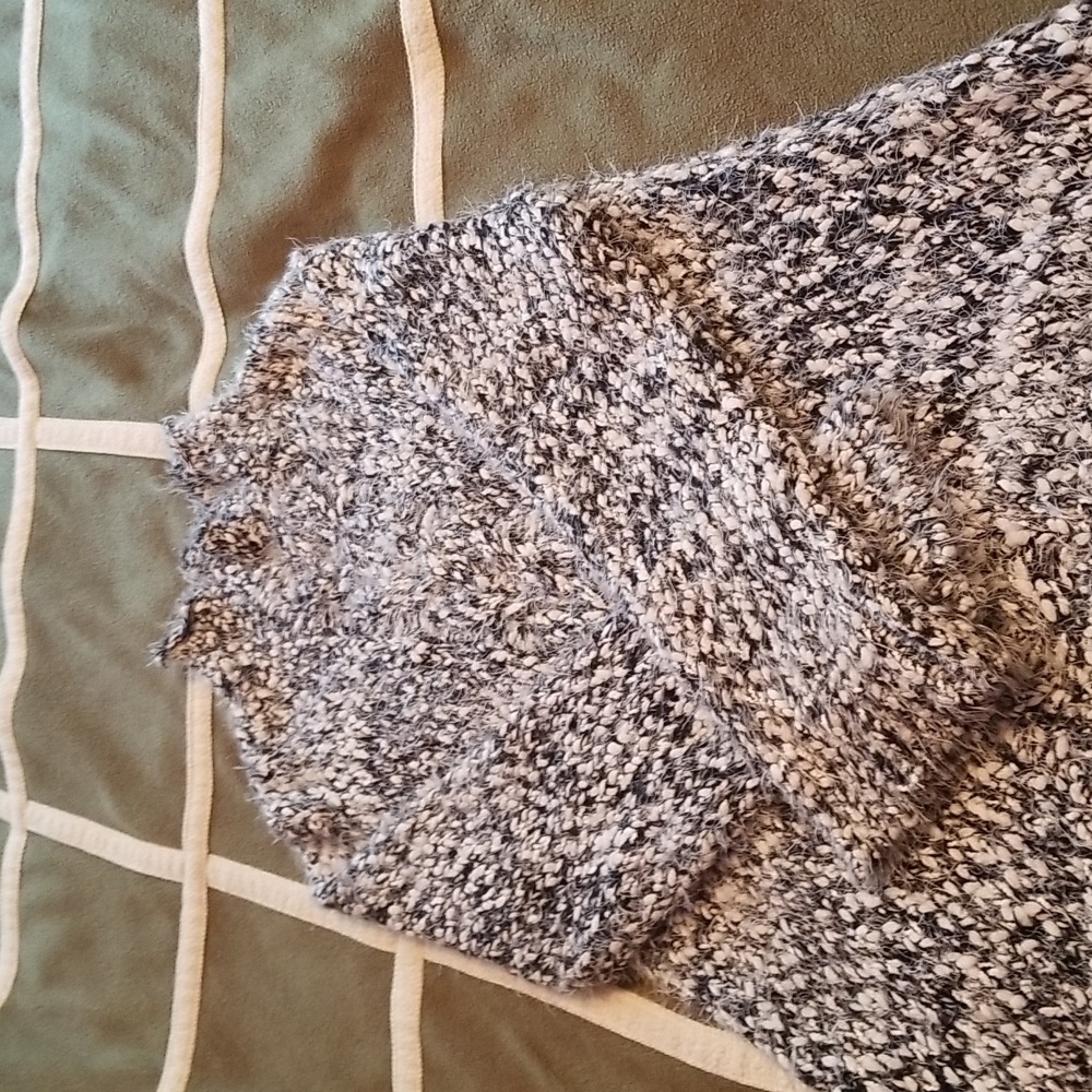 Soft knit turtleneck sweater black & white